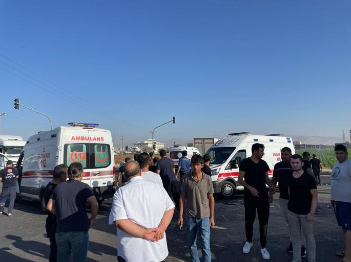 Özel halk otobüsü ile TIR çarpıştı: 1 ölü, 9 yaralı