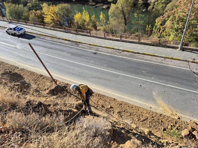 Tunceli’de kara yolunda ‘kaya’ tedbiri; kopan kayalar kamerada