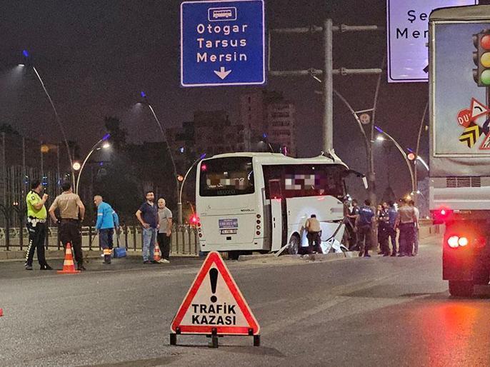 Havalimanına yolcu taşıyan midibüs, direğe çarptı: 5 yaralı