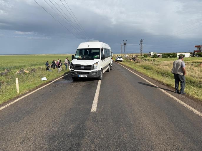 Öğretmenleri taşıyan 2 minibüs çarpıştı; 28 yaralı