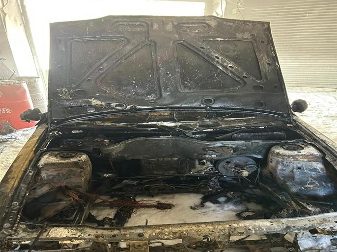 Ataşehirde tamirhanedeki otomobil alev alev yandı, iş yeri sahibi gözyaşını döktü