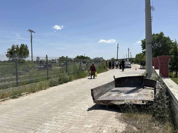 Hemzemin geçitte trenin çarptığı traktörün sürücüsü yaralandı
