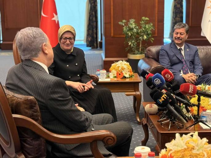 Siyasi partiler bayramlaştı