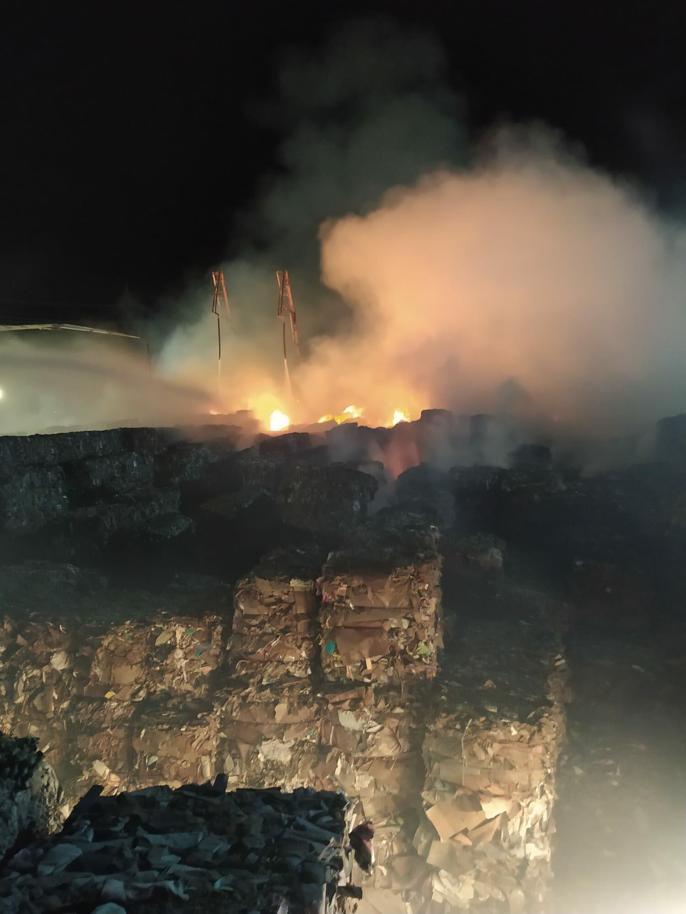 Kağıt fabrikasının geri dönüşüm alanındaki yangında 80 bin ton hurda kağıt kül oldu