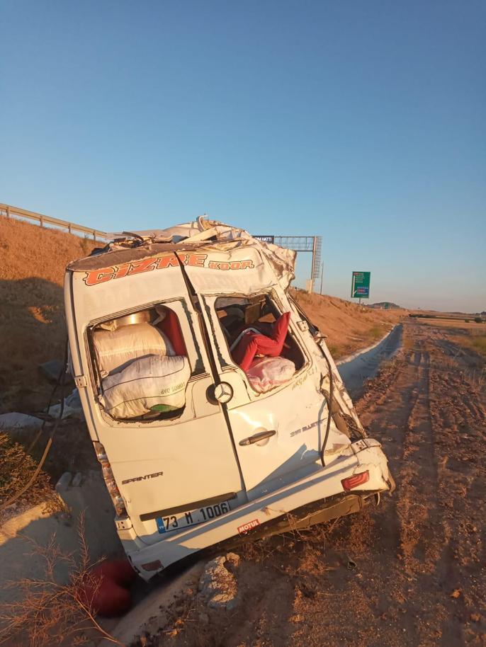 Aksarayda fındık işçilerini taşıyan minibüs devrildi; 24 yaralı