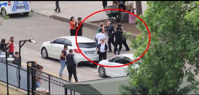 Adliye önünde sopalı, tekmeli ve yumruklu kavga kamerada