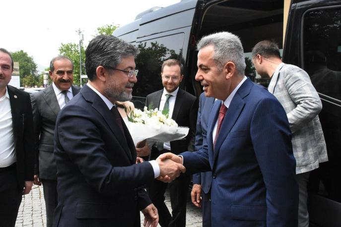 Bakan Yumaklı, İzmirde