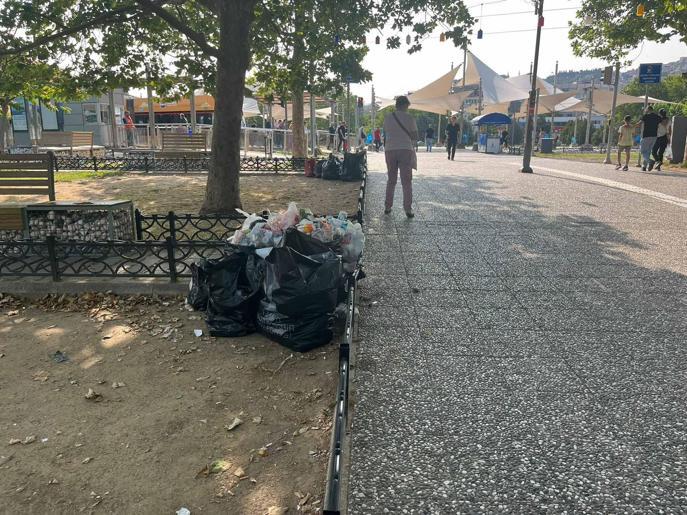 İzmirde grevin 6ncı gününde Konakta çöpler birikti