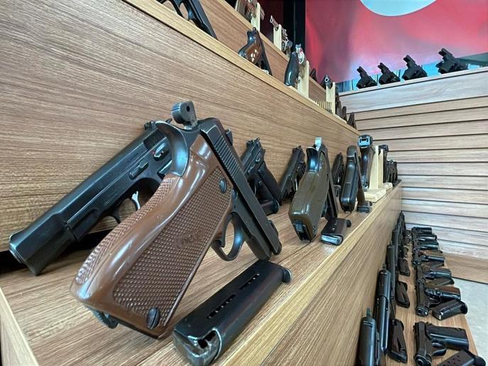 Durdurulan otomobilde ruhsatsız 65 tabanca ele geçirildi; 2 tutuklama