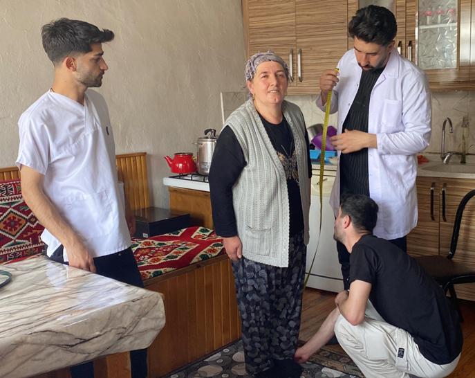 Hemşirelik öğrencileri, sağlık taramasından geçirdikleri köylülerle halay çekti