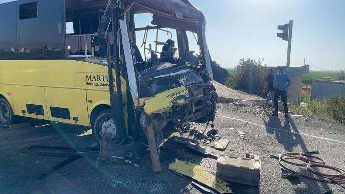 Özel halk otobüsü ile TIR çarpıştı: 1 ölü, 9 yaralı