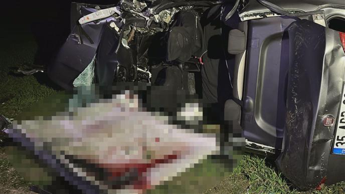 Çanakkalede 2 otomobil çarpıştı: 5 ölü, 1 yaralı