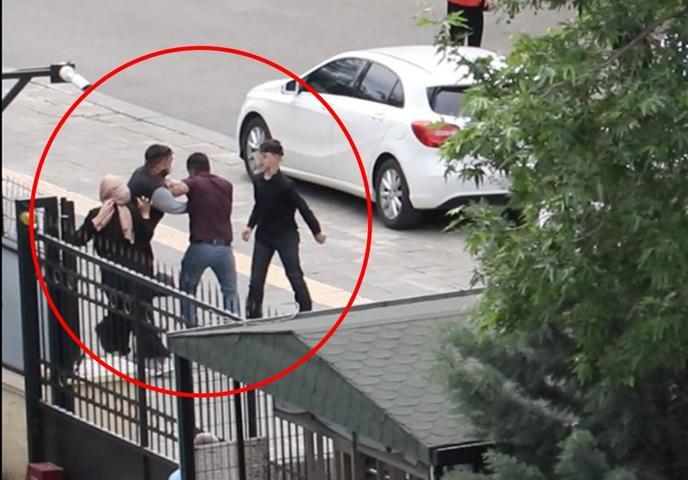 Adliye önünde sopalı, tekmeli ve yumruklu kavga kamerada