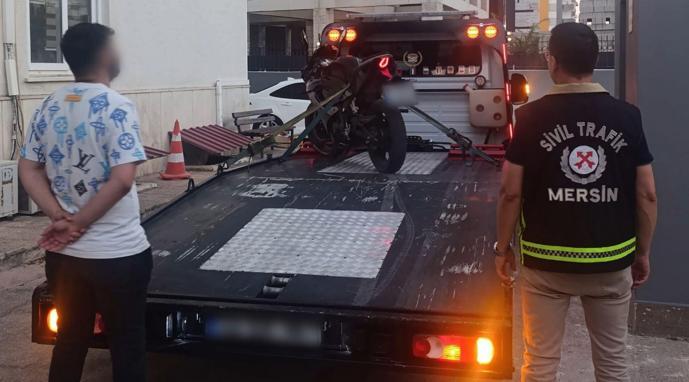 Bisiklet ve yaya yolunda motosiklet kullanan aday sürücünün ehliyeti iptal edildi