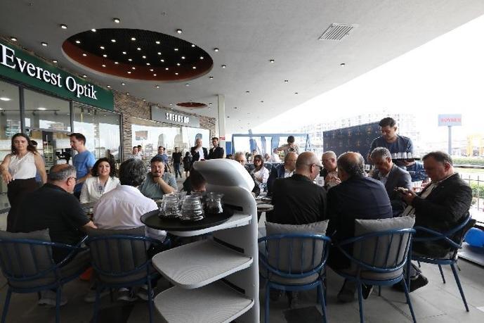 de la Pau Coffee and Bistro, servis robotlarıyla Balıkesirde kapılarını açtı