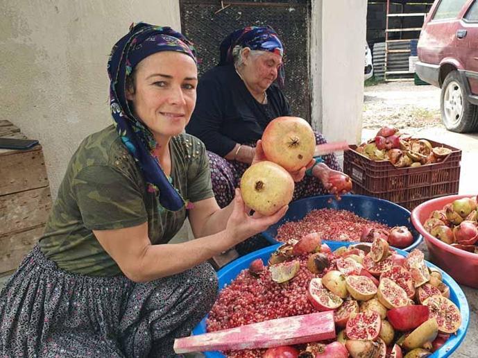 Yörük kadınların nar ekşisi mesaisi