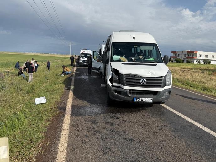 Öğretmenleri taşıyan 2 minibüs çarpıştı; 28 yaralı