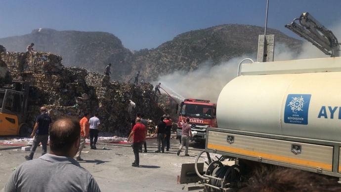 Kağıt fabrikasının geri dönüşüm alanındaki yangında 80 bin ton hurda kağıt kül oldu
