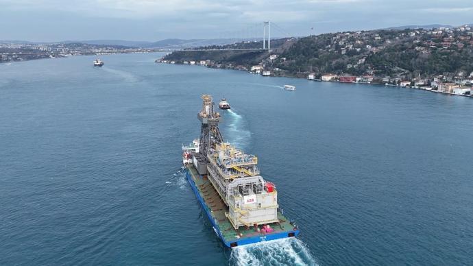 Sondaj kulesini taşıyan gemi boğazdan geçti