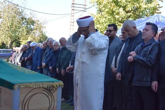 Şarkıcı Gülşenin babası son yolculuğuna uğurlandı