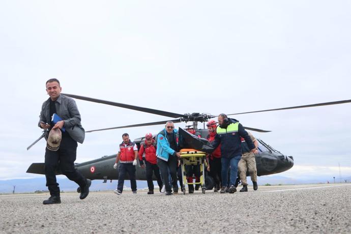 Dünya turuna çıkan pilotun tek motorlu uçağı düştü; pilot öldü, kadın yolcuya sağ ulaşıldı