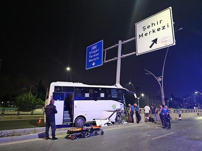 Havalimanına yolcu taşıyan midibüs, direğe çarptı: 5 yaralı