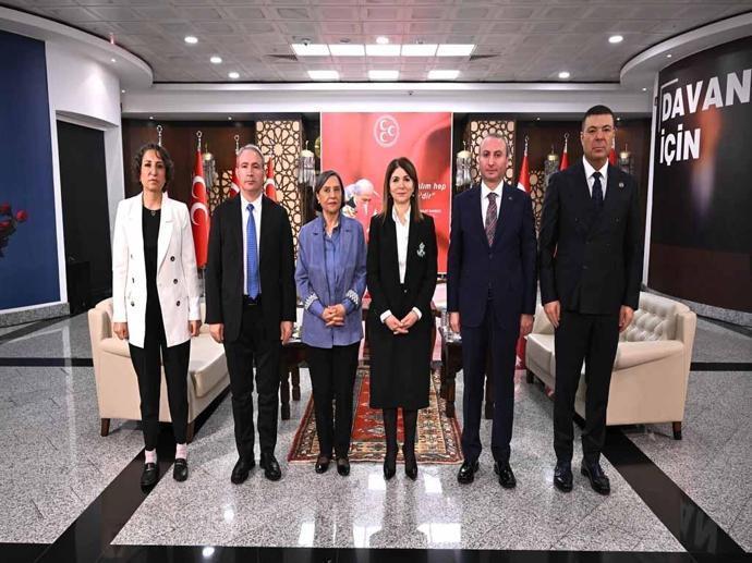 Siyasi partiler bayramlaştı