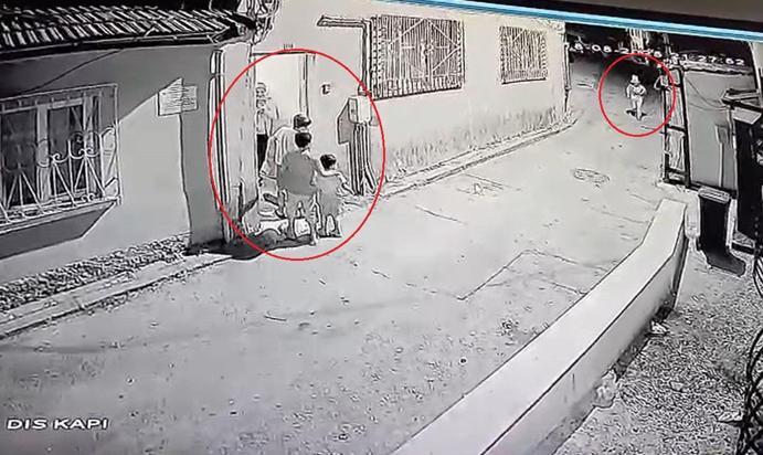 Palyaço kıyafetli kişi mahalleliyi tedirgin etti; çocukların yaşadığı panik kamerada