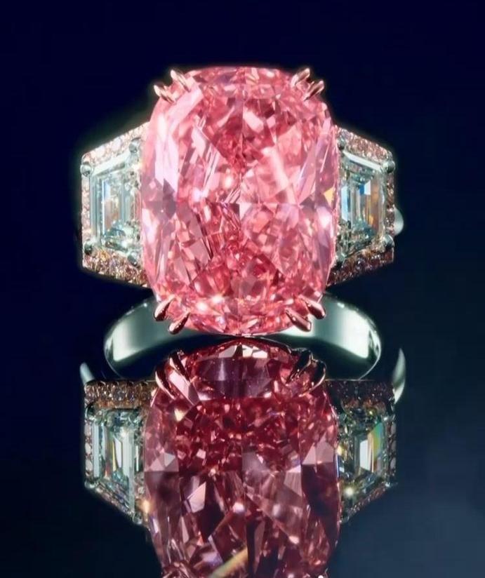 Dünyanın en nadide pembe elması 20 dakikada 57 milyon dolara satıldı