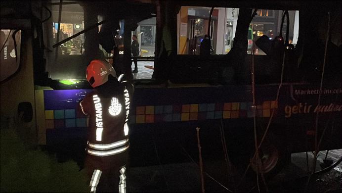 Kağıthane’de akaryakıt istasyonunda 2 minibüs alev alev yandı