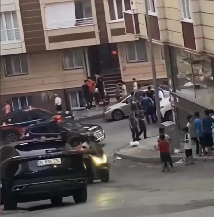 Sultangazide yolda yürürken silahlı saldırıya uğradı; ayağından yaralandı