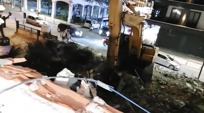 Avcılar’da koltukta uzandığı sırada iş makinesi dairenin duvarını yıktı