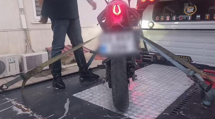 Bisiklet ve yaya yolunda motosiklet kullanan aday sürücünün ehliyeti iptal edildi