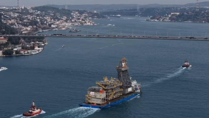 Sondaj kulesini taşıyan gemi boğazdan geçti