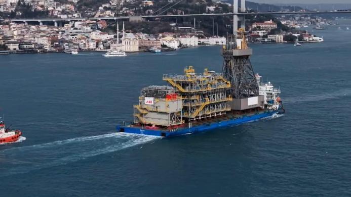 Sondaj kulesini taşıyan gemi boğazdan geçti