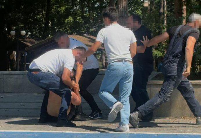 Tartıştıkları kişiyi döven 4 kişi gözaltına alındı; olay kamerada