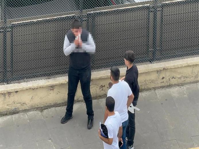 Adliye önünde sopalı, tekmeli ve yumruklu kavga kamerada