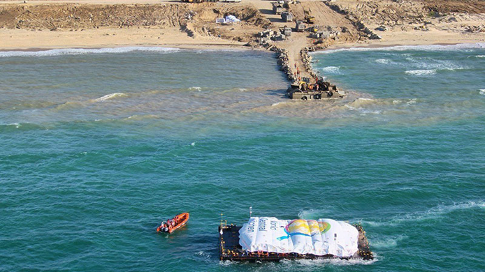 Gazze’ye açılan deniz koridorunu kullanan ilk gemi, yardımı ulaştırdı
