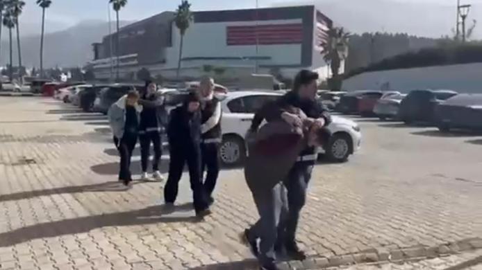 Marketlerden 1 milyon liralık kozmetik ürün hırsızlığına 2 tutuklama