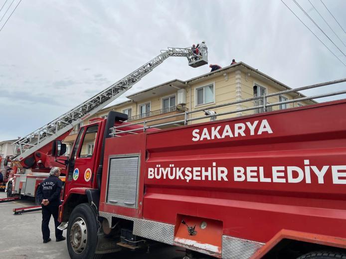 Yangına müdahale ederken bulunduğu bölüm çöken itfaiye eri, yaşamını yitirdi