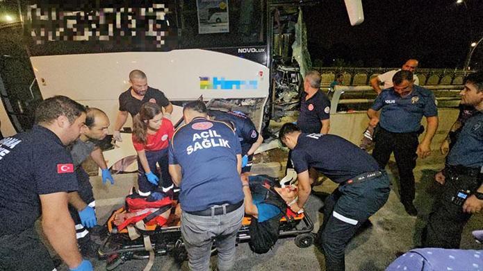 Havalimanına yolcu taşıyan midibüs, direğe çarptı: 5 yaralı