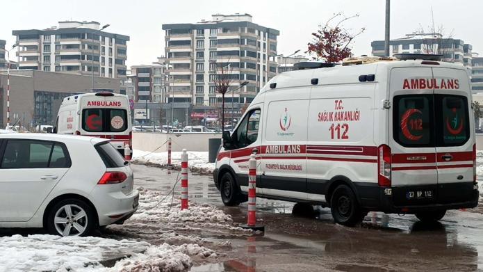 Boşanma aşamasındaki eşini koli bandı ile bağlayıp, başından aşağı kezzap döktü