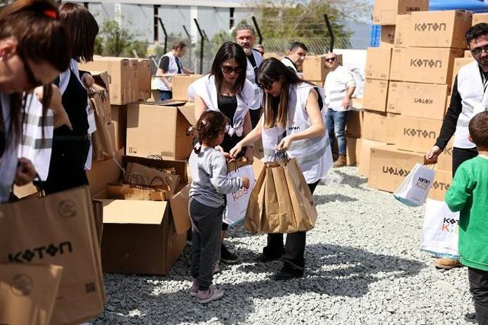 Ünlüler, depremzede çocuklara Antakya’da etkinlik alanı oluşturdu