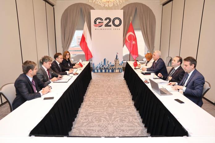 Bakan Bolat, Polonya Maliye ve Ekonomi Bakanı Domanski ile bir araya geldi