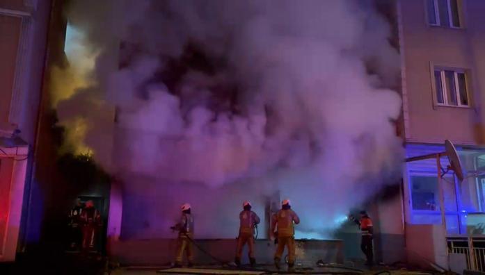 Kağıthanede 4 katlı metruk binada yangın