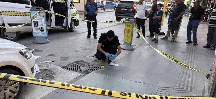 Pastaneden çıkarken silahlı saldırıya uğradı; olay kamerada