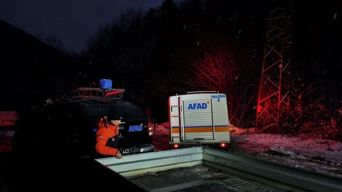 Yalovada yüksek kesimlerde kar esareti: Mahsur kalan 35 kişiyi AFAD kurtardı