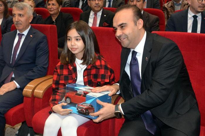 Bakan Kacır: Bu ülkenin evlatlarının geliştirdiği roket teknolojisiyle Türkiye aya da inecek