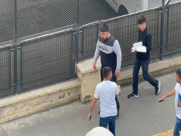 Adliye önünde sopalı, tekmeli ve yumruklu kavga kamerada