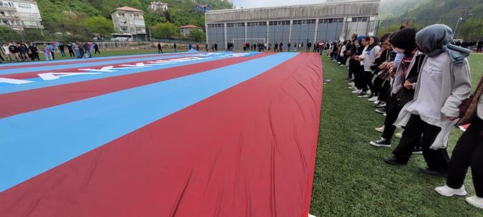 Trabzonda dev bayrakla yürüyüş